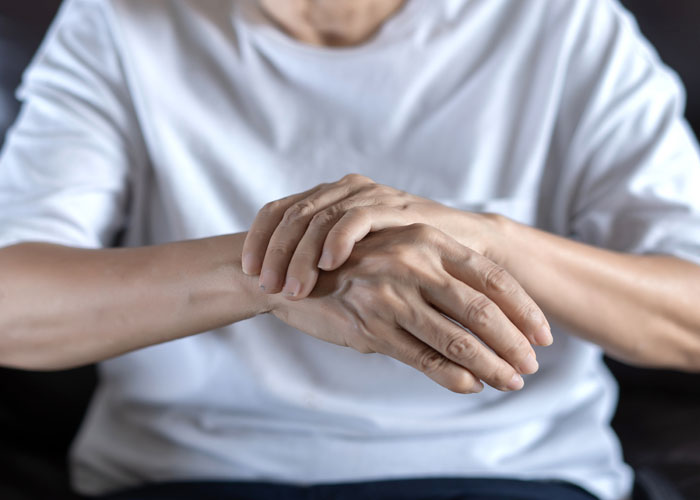 En general, el tratamiento de la mano degenerativa inicial es conservador y trata de aliviar el dolor, mejorar la función y ralentizar la progresión del deterioro